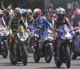 Para pembalap MotoGP sedang melakukan Parade MotoGP yang diikuti 20 pembalap melalui rute singkat di Jakarta Pusat.